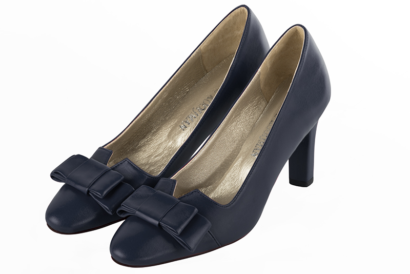 Navy blue women's dress pumps, with a knot on the front. Round toe. High kitten heels. Front view - Florence KOOIJMAN